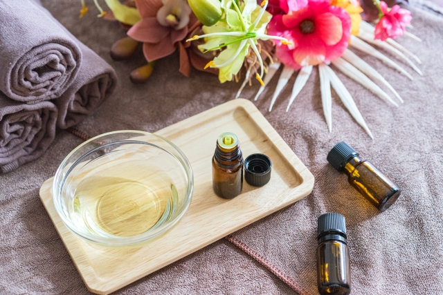 アロマオイルとクリームを使った施術イメージ